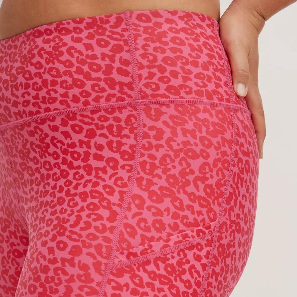 Torrid Performance Core Crop Leggings, Size 3X, Pink Leopard with pockets EUC